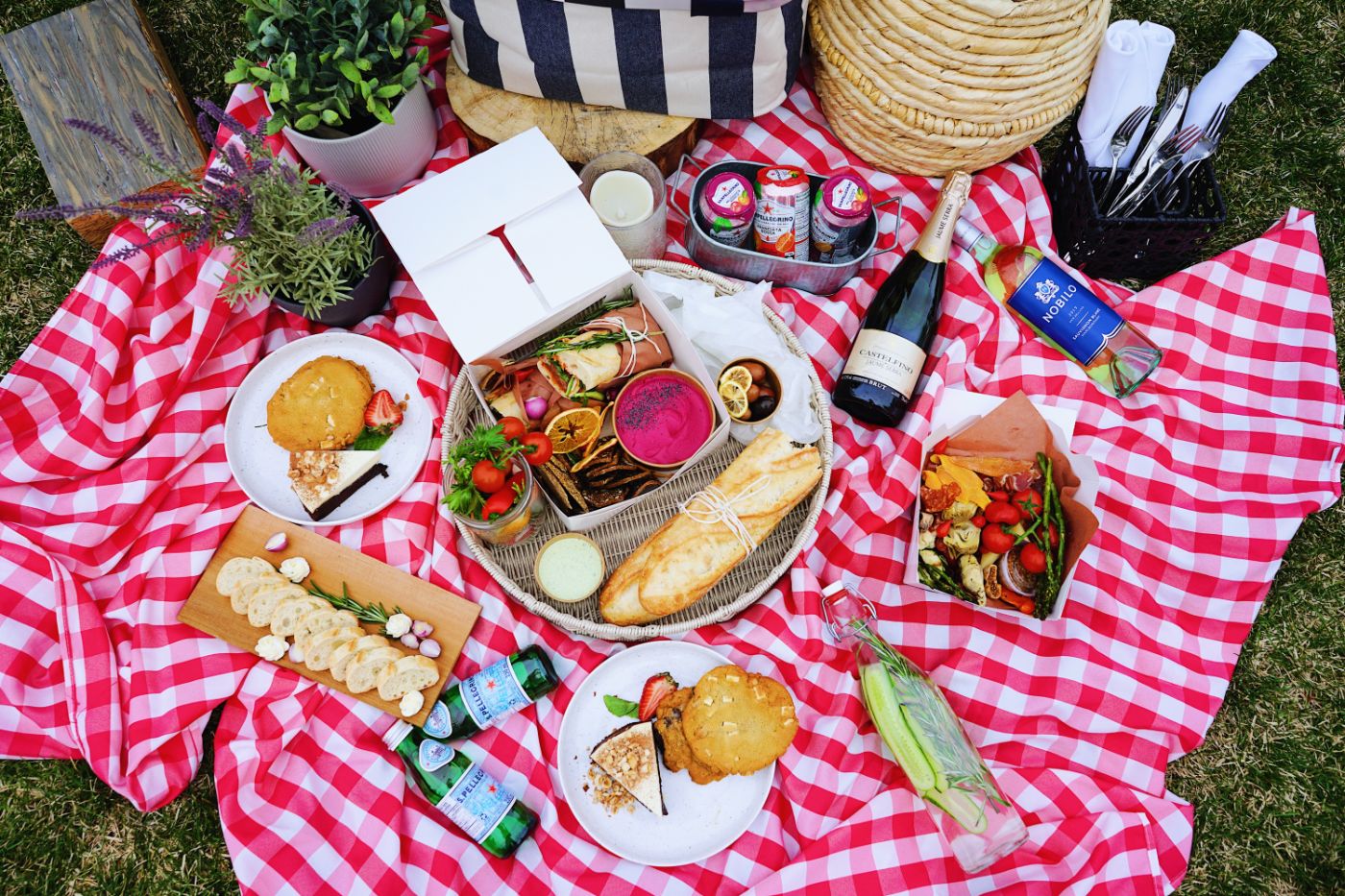 Picnic Baskets Bow Valley Ranche Restaurant